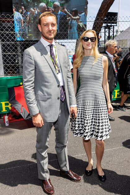 Pierre Casiraghi y Beatrice Borromeo, en la zona de boxes. La aristócrata italiana lució un total look Dior de vestido midi con estampado pied de poule que accesorizó con ballerinas, lentes de sol estilo mariposa y microbolso modelo Lady D-Joy.