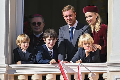 Pierre Casiraghi y su mujer, Beatrice Borromeo (espléndida con un conjunto de blazer entallado y maxifalda Dior), junto a sus hijos Francesco y Stefano. En medio de ellos está su primo Raphaël, hijo de Charlotte.
