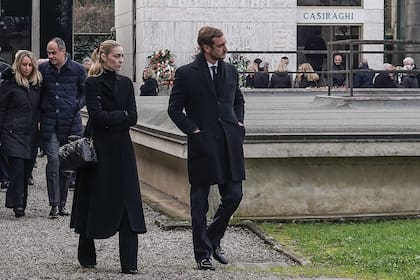 Pierre Casiraghi y su mujer, Beatrice, luego del funeral en el que también estuvo presente Charlotte Casiraghi.