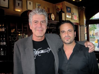 Pierre Chacra con Anthony Bourdain en la brasserie Les Halles, Nueva York
