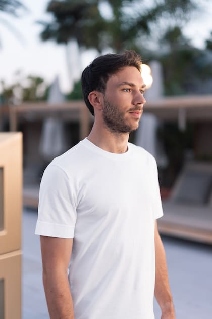 Pierre, de perfil. Constante y talentoso por sobre todas las cosas, debutó en la Fórmula 1 con Toro Rosso durante el Gran Premio de Malasia de 2017. En 2019, fue ascendido al equipo Red Bull Racing. En 2020 llegó su gran momento: en el Gran Premio de Italia, alcanzó su primera victoria con AlphaTauri. Al piloto también le gusta el fútbol: es fan del Paris Saint-Germain.