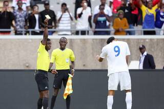Lo amonestaron por romper un banderín, después fue expulsado y ahora se perderá el partido que puede valer un Mundial