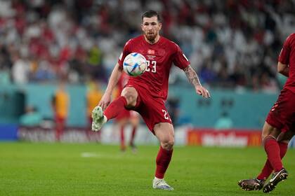 Pierre-Emile Hojbjerg controla la pelota durante el partido entre Dinamarca y Túnez