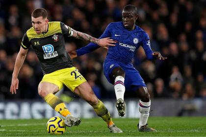 Pierre-Emile Hojbjerg deja en camino al francés Ngolo Kanté en la victoria del Southampton