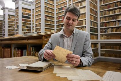 Pierre-Emmanuel Guilleray, conservador de colecciones antiguas de la Biblioteca de Archivos de Besanzón, sostiene algunas de las cartas