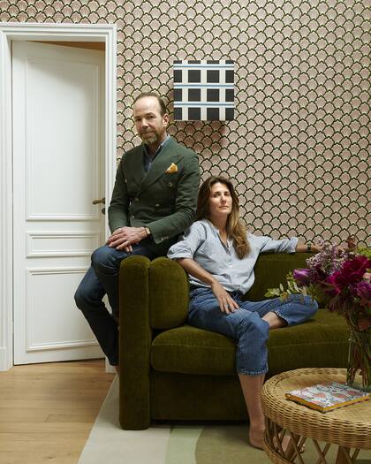 Pierre Frey dirige las relaciones públicas y las comunicaciones de la empresa familiar; Émilie Cherpitel es directora de cine y diseñadora de iluminación. Como fondo, el papel 'Bosquet' de Le Manach (Pierre Frey). Apliques de pared de Caneloupo.