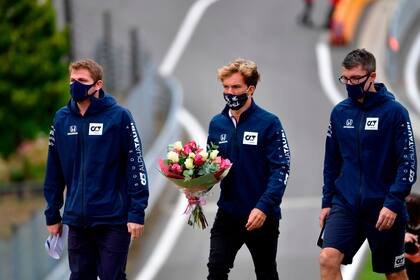 Pierre Gasly, acompañado por miembros del equipo Alpha Tauri, caminan rumbo a Eau Rouge, sector donde el 31 de agosto de 2019, en la carrera de F.2 murió el francés Anthoine Hubert