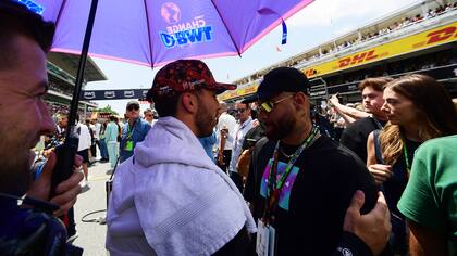 Pierre Gasly charlando con Neymar antes del Gran Premio de España