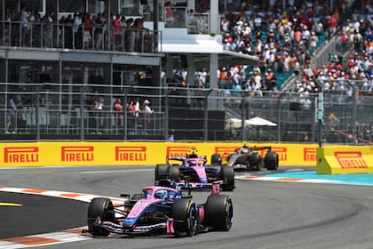 Pierre Gasly conduce por delante de Franco Colapinto: el piloto francés no quedó conforme con el rendimiento del nuevo alerón trasero en la prueba de clasificación y el accidente en el gran premio impidió evaluar la performance del nuevo elemento aerodinámico