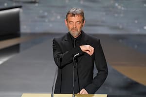 Pierre Lemaitre participó de la reciente edición de los Premios César en el Olympia de París; varias de sus novelas fueron adaptadas al cine y la televisión