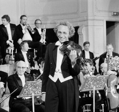 Pierre Richard como el violinista alto, rubio y con un zapato negro, verdadero punto de despegue de su fama internacional.