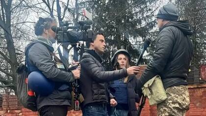 Pierre Zakrzewski (izq.) y Oleksandra Kuvshinova (segunda desde la derecha) junto al corresponsal de Fox News