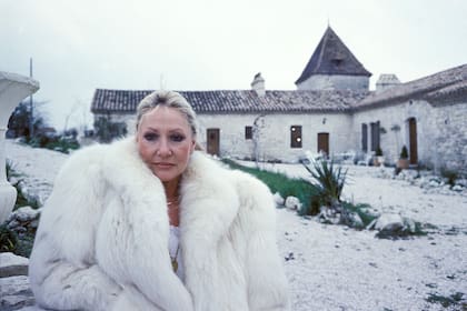 Pierrette Lalanne frente a la casa que compartió con su pareja, "el biógrafo maldito", en febrero de 1988