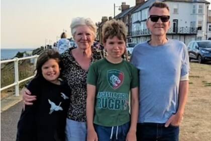 Piers (en la imagen junto a su madre Maureen y sus dos hijos) murió en diciembre del 2019