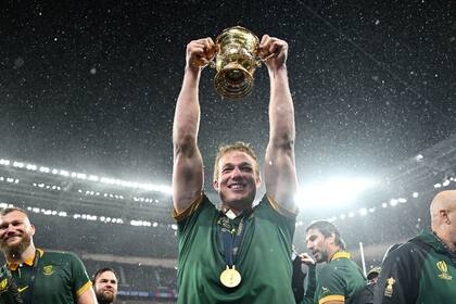 Pieter-Steph Du Toit of South Africa alza el trofeo Webb Ellis tras la victoria sobre Nueva Zelanda en el Stade de France, en 2023 (Photo by David Ramos - World Rugby/World Rugby via Getty Images)