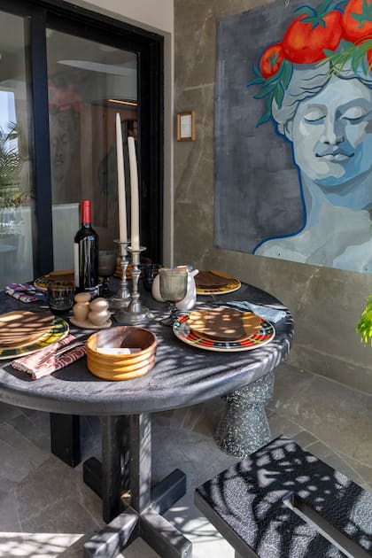 Pietra Nocturna Grey en el patio, recreado como un restaurant a puertas cerradas. Una estética audaz, con matices sutiles que evocan la superficie lunar y transmiten carácter, dramatismo y una belleza atemporal.