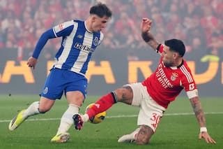 Un clásico difícil para Otamendi: un chico de 17 años lo dejó sentado y después lo expulsaron