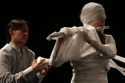 Ahora: Pieza de cielo para Jesucristo. Yoko estrenó esta performance en el Jeanetta Cochrane Theatre de Londres (arriba); hoy vuelve a tomar vida con el ensable de vientos del Instituto del Colón