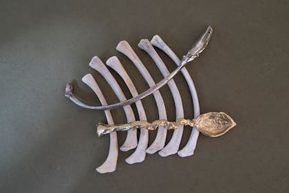 Piezas con formas de huesos y cubiertos