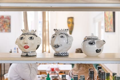 Piezas de cerámica hechas por la dueña, en Enfrente
