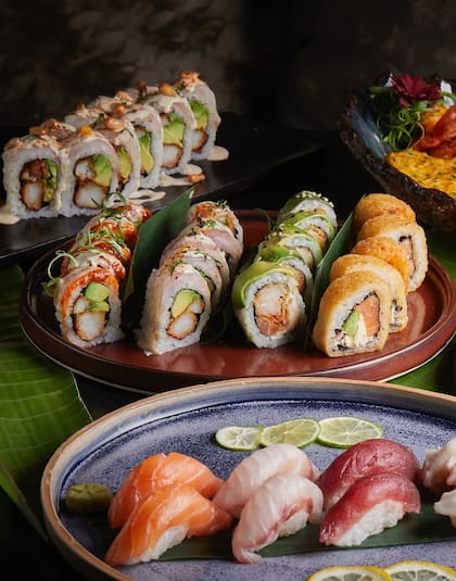 Piezas de sushi nikkei (con salsas, palta e ingredientes distintos a los tradicionales del Japón) y nigiri clásico en el restaurante Lima