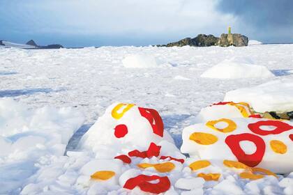 Piezas de tela y tejidos sobre hielo en la Antártida (del proyecto "Nuevo Edén")