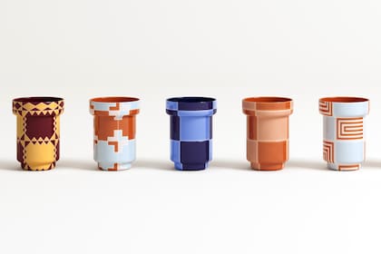 Piezas de vajilla de la colección para Louis Vuitton. Bajo el nombre INTI, diseños gráficos, texturas y colores nutren esta presentación.