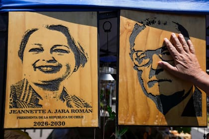 Piezas en madera de José Ramírez que muestran retratos de Jeannette Jara y de Salvador Allende