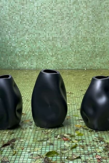 Piezas negras mate de la artista independiente y autogestiva