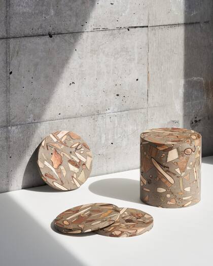 Piezas realizadas con ForestBank™️, un material que condensa el ecosistema del bosque. Utiliza solo base mineral y resina acrílica libre de solventes para formar superficies trabajables como madera