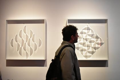Piezas talladas por Rodríguez en acrílico producen sombras móviles sobre la pared