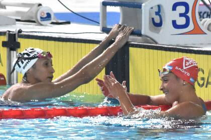 Pignatiello aplaude en el final de los 800, junto a su escolta, Cecilia Biagioli