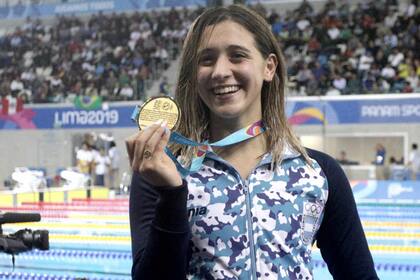 Pignatiello muestra la medalla dorada que consiguió este jueves, la segunda suya en los Juegos Panamericanos.