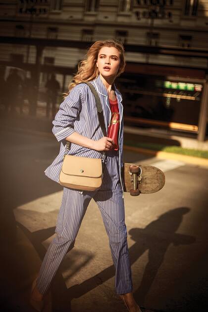 Pijama de hombre (Caro Uomo), musculosa con lentejuelas en el frente (Nike), cartera con correa con tachas y stilettos de charol (Blaquè)