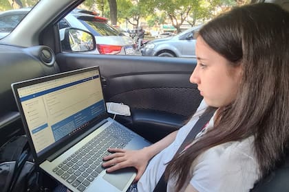 Pilar estudia a distancia la secundaria junto a otros niños que no pueden asistir por distintas razones a clases regulares; así continuará sus estudios desde Austria