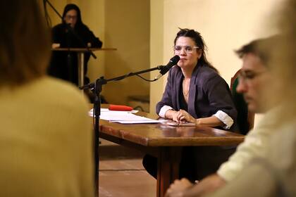 Pilar Gamboa presidió la última asamblea performática de Paraíso Club, que tuvo lugar en la Sala de Representantes de la Manzana de las Luces