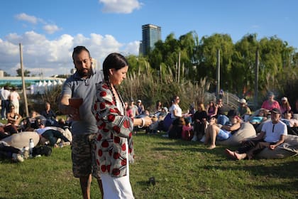 Pilar Pose y Uriel Santos invitaron a una pausa consciente con sahumos
