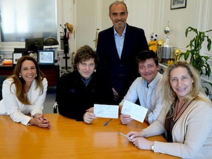 Pilar Ramírez, Santiago Caputo, Lule Menem y los hermanos Milei