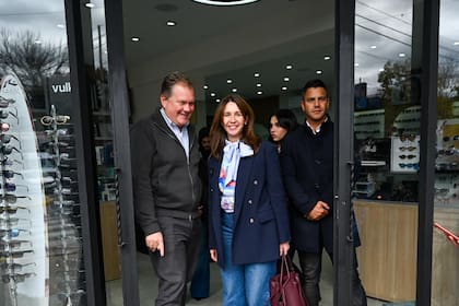Pilar Ramírez y Juan Pablo Arenaza, legisladores porteños que acompañaron a Patricia Bullrich en su recorrida por Lugano