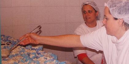 Pilar Romero Diaz y Gabriela Buthet, elaborando los quesos dentro de la fábrica