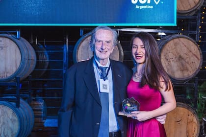 Pilar Urbina, galardonada con el título de Campeona Nacional de Oratoria.