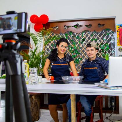 Pilar y Alejandro montaron el espacio para la experiencia en su propia casa en Medellín, Colombia.