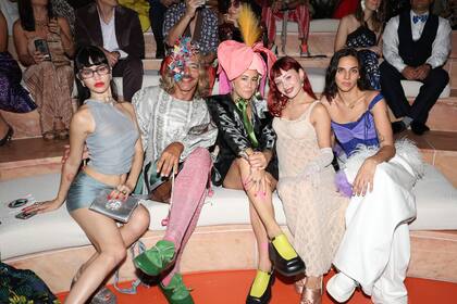 Pilar Zeta, Eli Sudbrack, Kelly Breez, Miranda Makaroff y Gabriela Pacheco, los artistas de assum Vivid astro Focus (avaf), el colectivo de artistas fundado en 2001 que toma diferentes formas dependiendo del proyecto y utiliza una amplia variedad de medios: instalación, pintura, tapiz, neón, video, fondo de pantalla, escultura, performance...