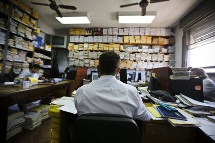 Pilas de expedientes acumulados en Comodoro Py