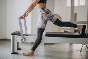 Pilates es una práctica que surgió a principios del siglo XX y que incorpora una mezcla de actividades como el yoga, la gimnasia, los ejercicios de respiración y la relajación corporal y mental