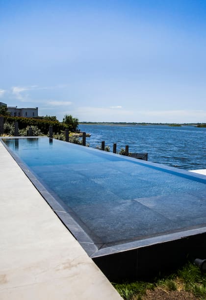 Pileta con borde infinito de 14 metros.