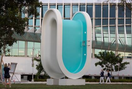 Pileta doblada, de Elmgreen and Dragset, una de las obras de arte público en Miami