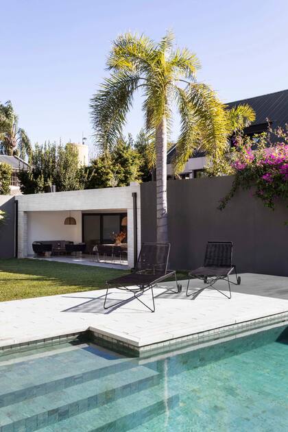 Pileta revestida en piedra ‘Bali’ (DLA Revestimientos)