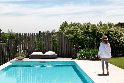 Piletas con playas húmedas y modelos in/out se suman a las alternativas clásicas, que nunca pasan de moda. FOTO: Gentileza Magalí Saberián / revista LIVING