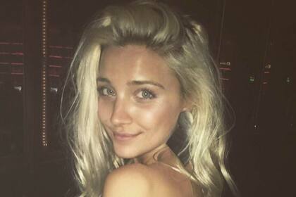 Pili con su no makeup look